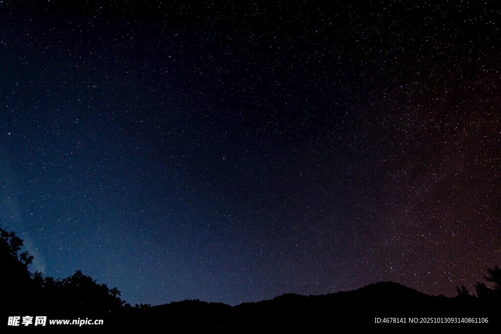 夜空下的山巒與璀璨繁星