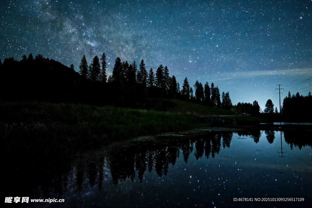 靜謐湖畔星空夜景