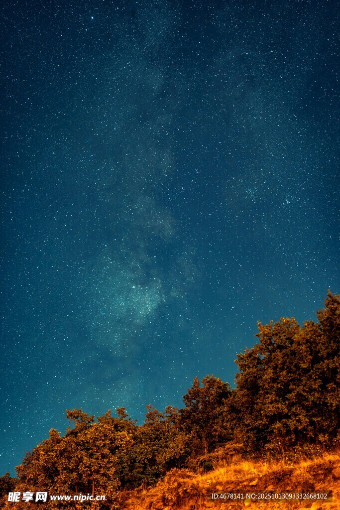 夜空下的山林美景