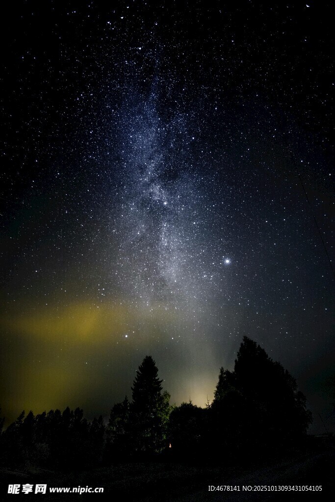 夜空下的璀璨星河與山巒