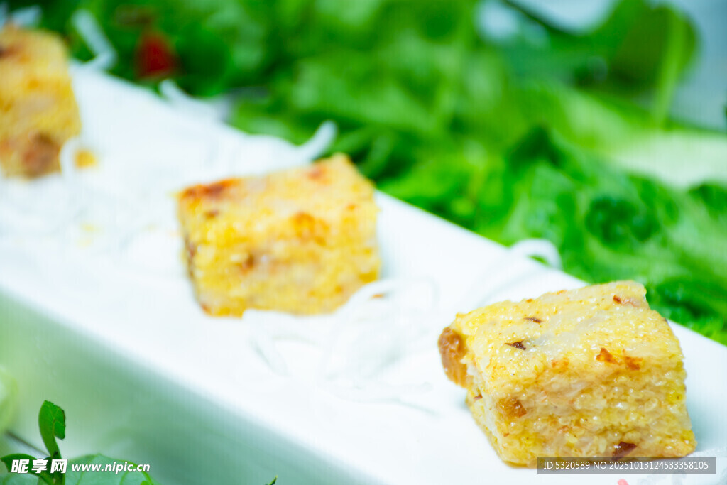 美味玉米糕點(diǎn)擺于盤上