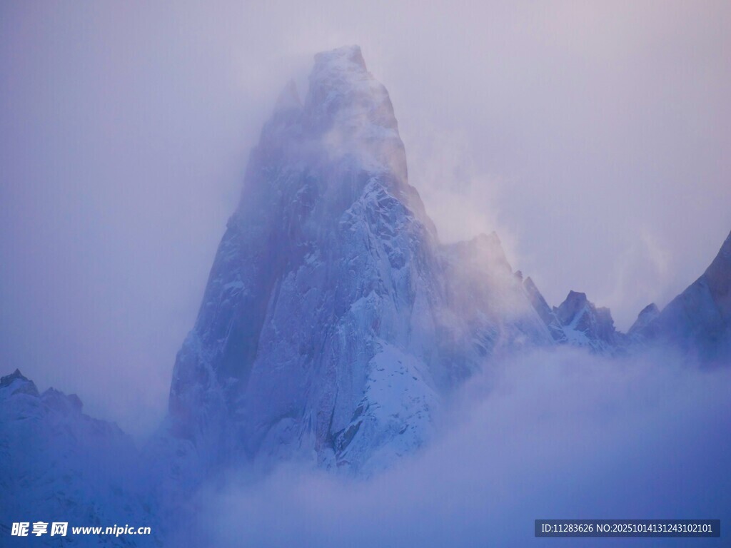 云霧繚繞的巍峨雪山