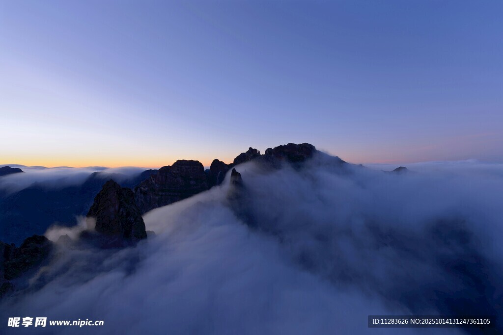 云海中的壯麗山景