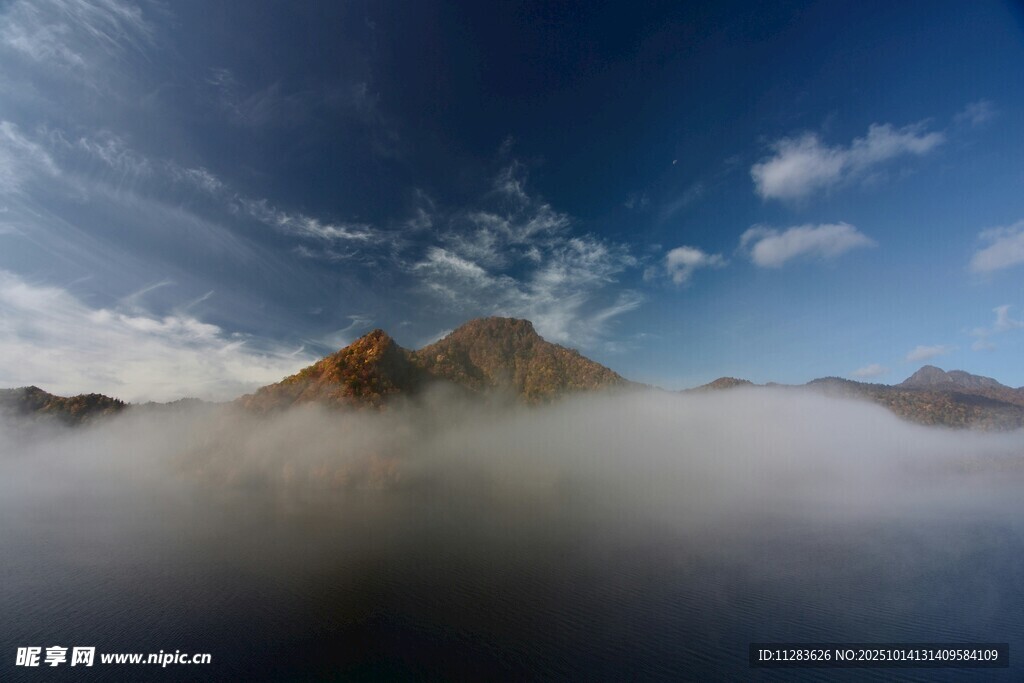 云海中的壯麗山巒