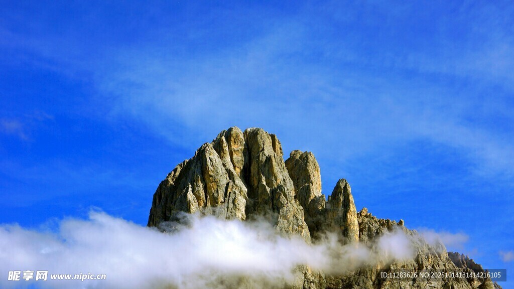 云霧繚繞的巍峨山峰