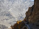 攀登者在雪山峭壁間前行