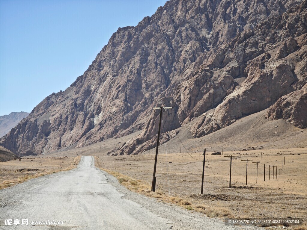 荒漠山間的孤寂土路