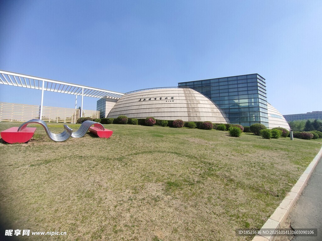 現(xiàn)代建筑旁的開闊草地