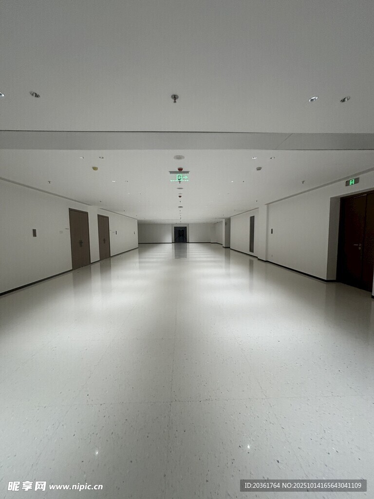 空曠明亮的室內(nèi)走廊空間