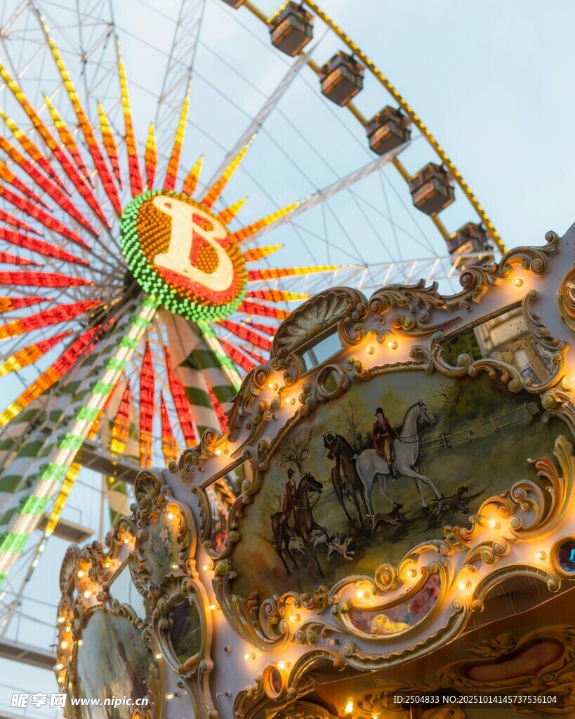 夢幻 樂園旋轉(zhuǎn)木馬與摩天輪