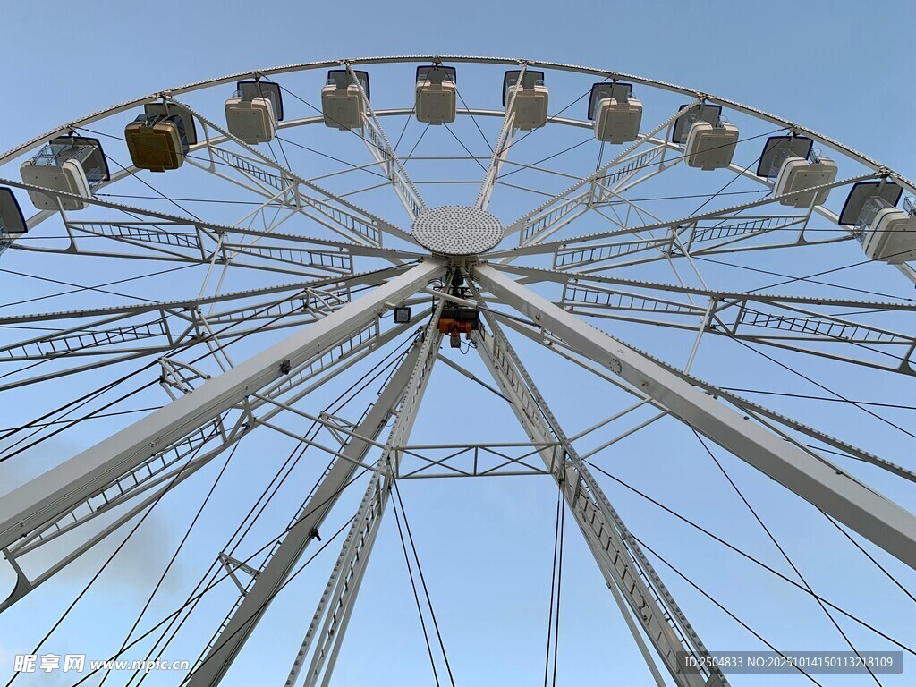 巨大摩天輪矗立藍(lán)天