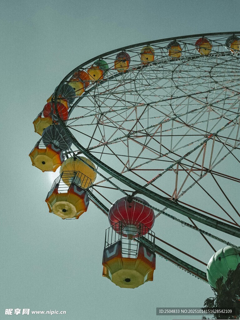 天空下的多彩摩天輪
