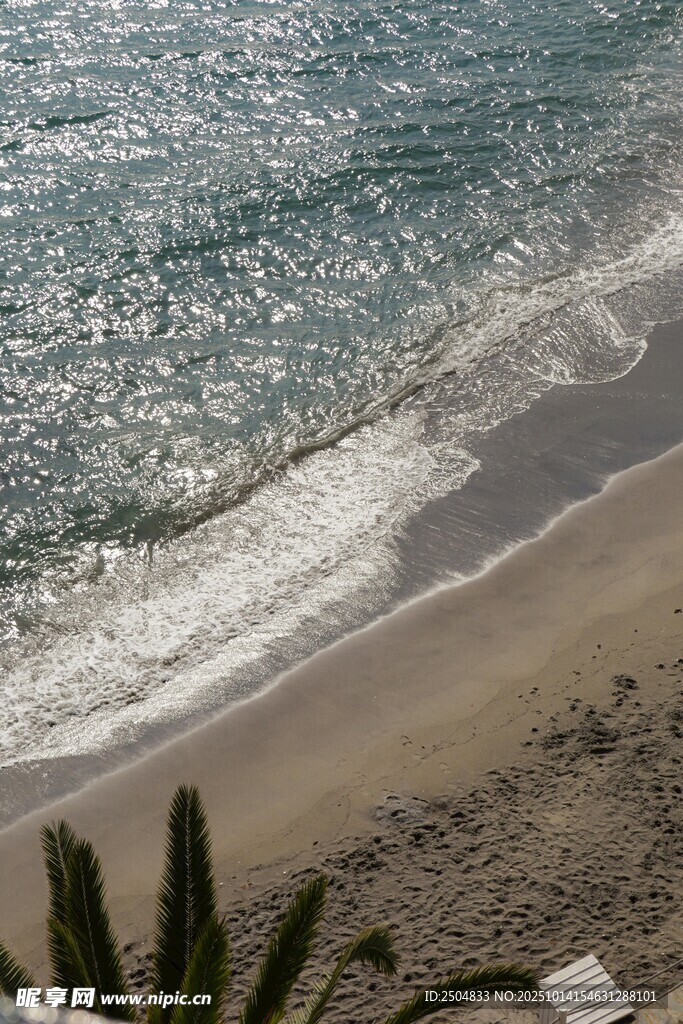 海邊沙灘與海浪景觀