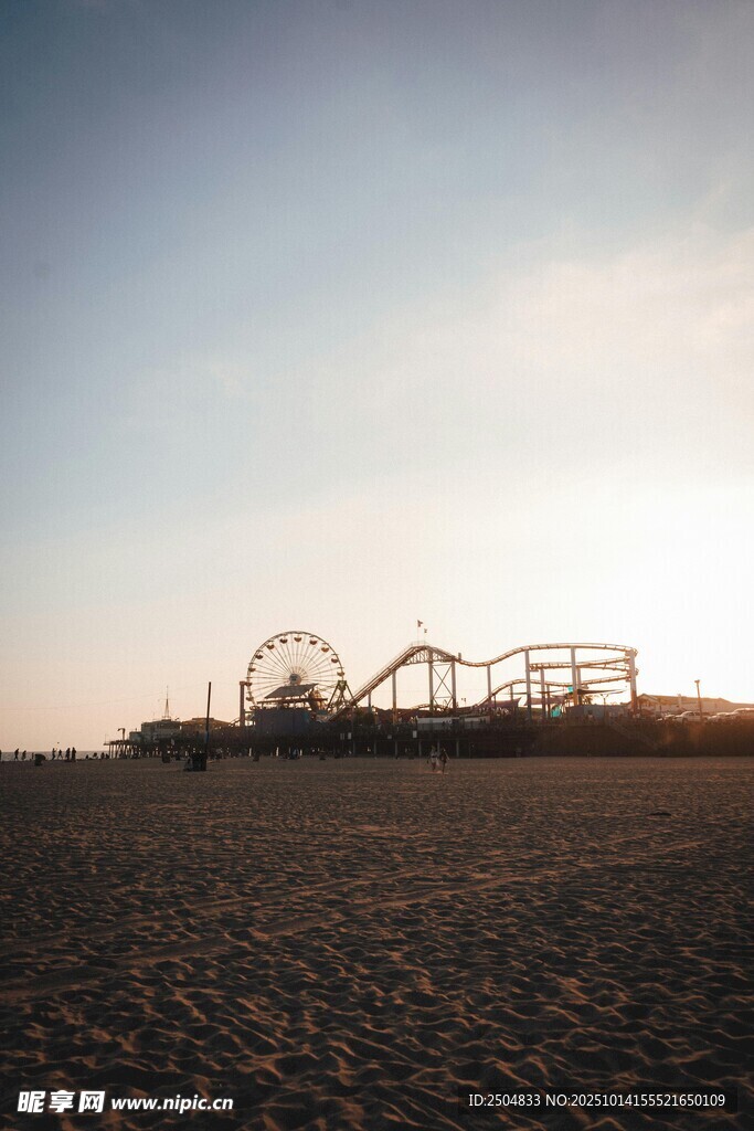 沙漠中的廢棄游樂設(shè)施