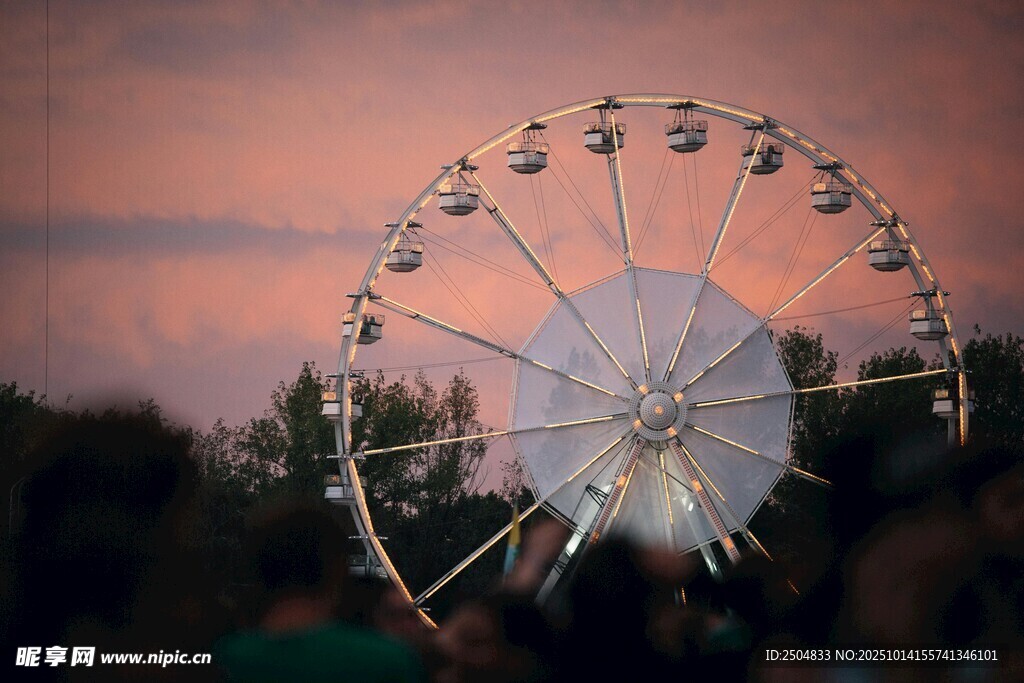 夕陽(yáng)下的夢(mèng)幻摩天輪