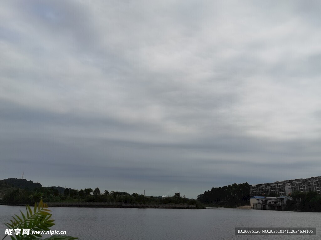 湖畔陰天景色