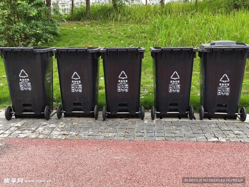 戶外分類垃圾桶整齊排列