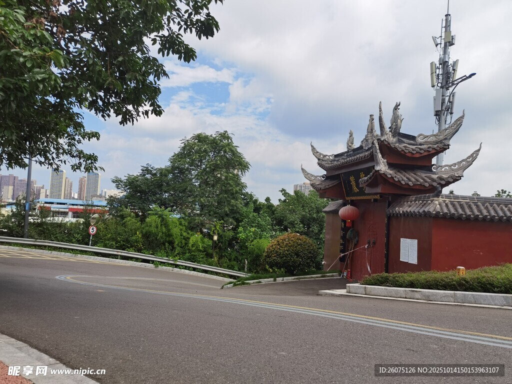中式古建旁的寬闊道路