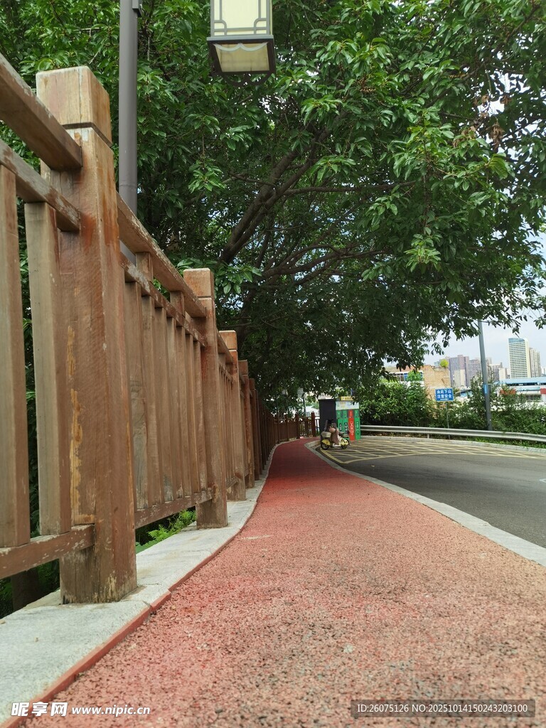 木質(zhì)圍欄旁的紅色步道