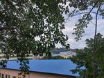 藍(lán)頂建筑隱于蔥郁樹林間