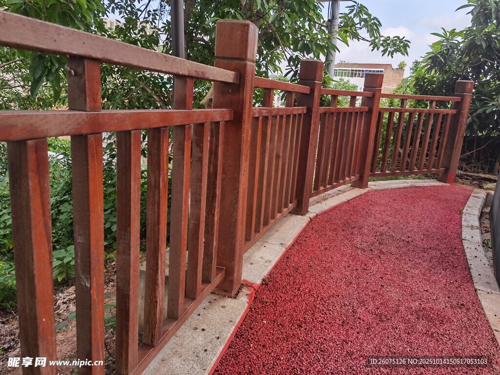 木質(zhì)圍欄旁的紅色步道
