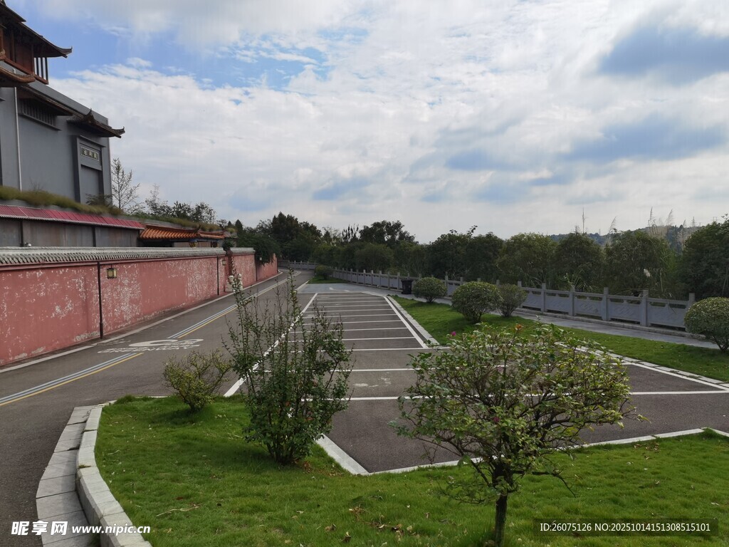 古建旁的蜿蜒道路與停車場