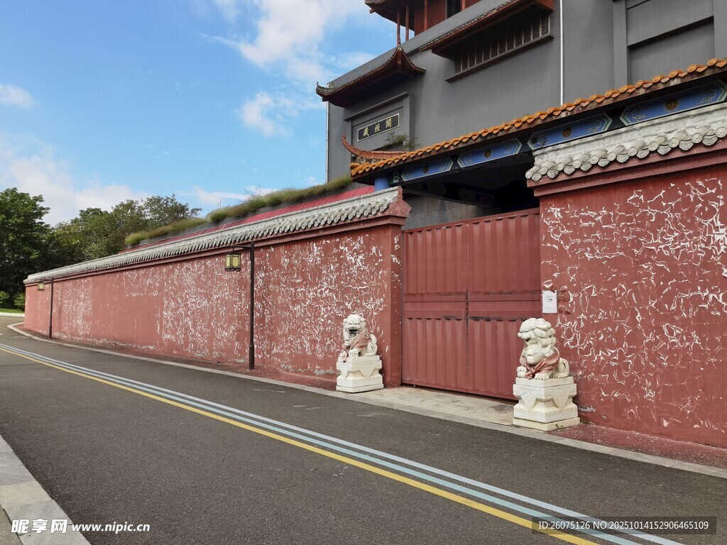中式紅墻建筑與石獅子