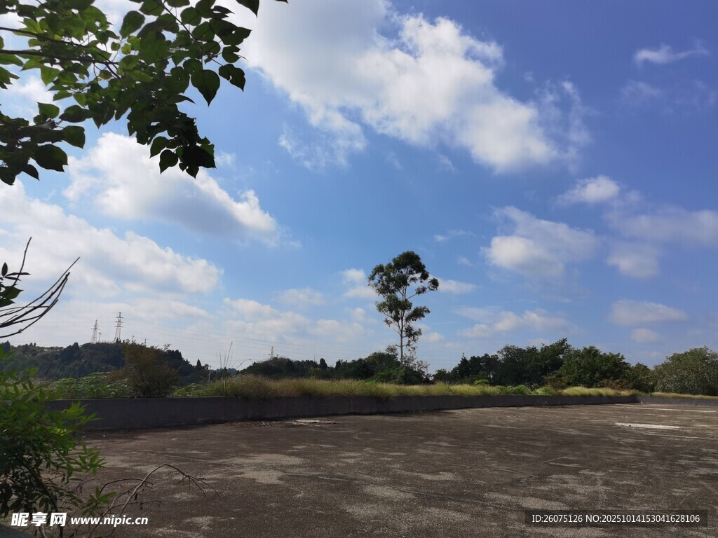 藍(lán)天白云下的開闊田野