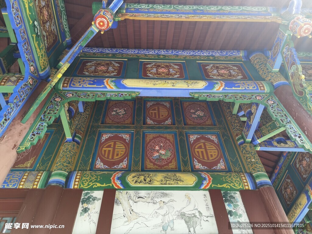 中式古建筑精美屋檐彩繪
