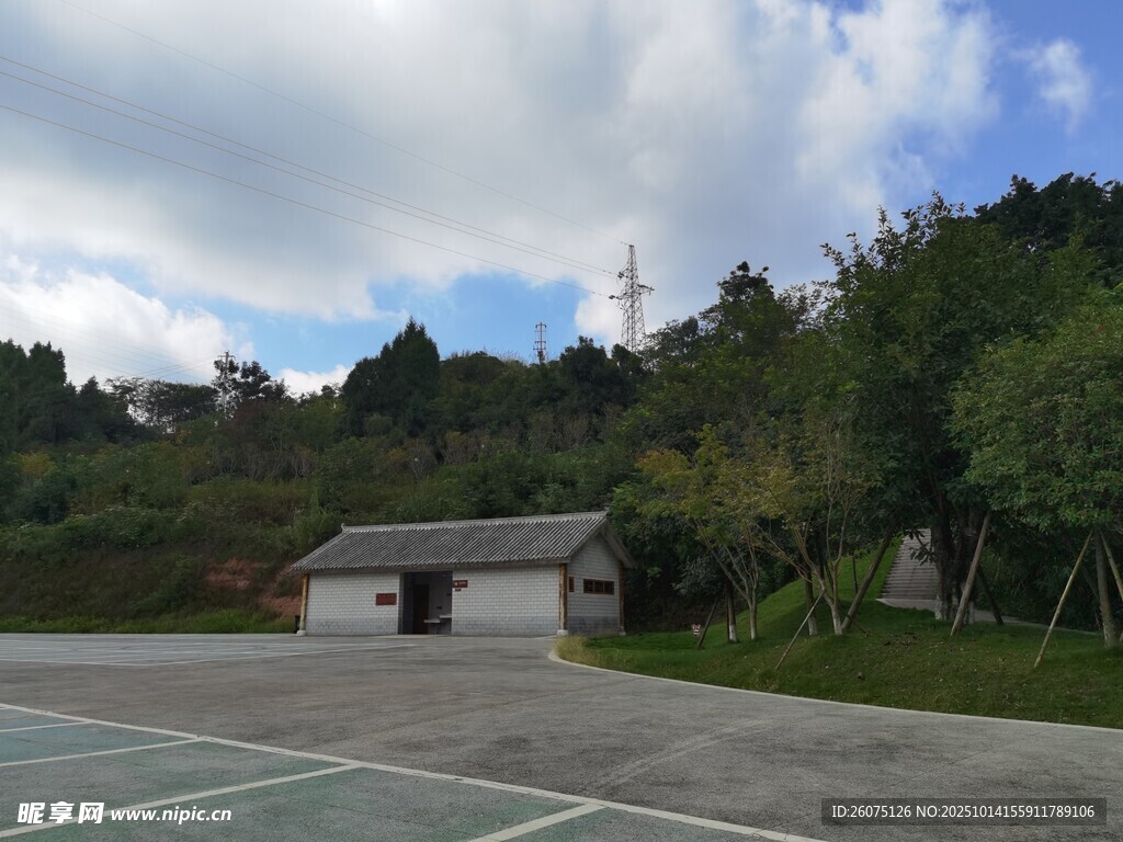 戶(hù)外停車(chē)場(chǎng)旁的山林景致