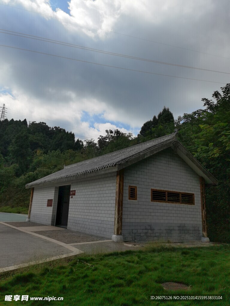 鄉(xiāng)村小屋隱于綠樹藍天間