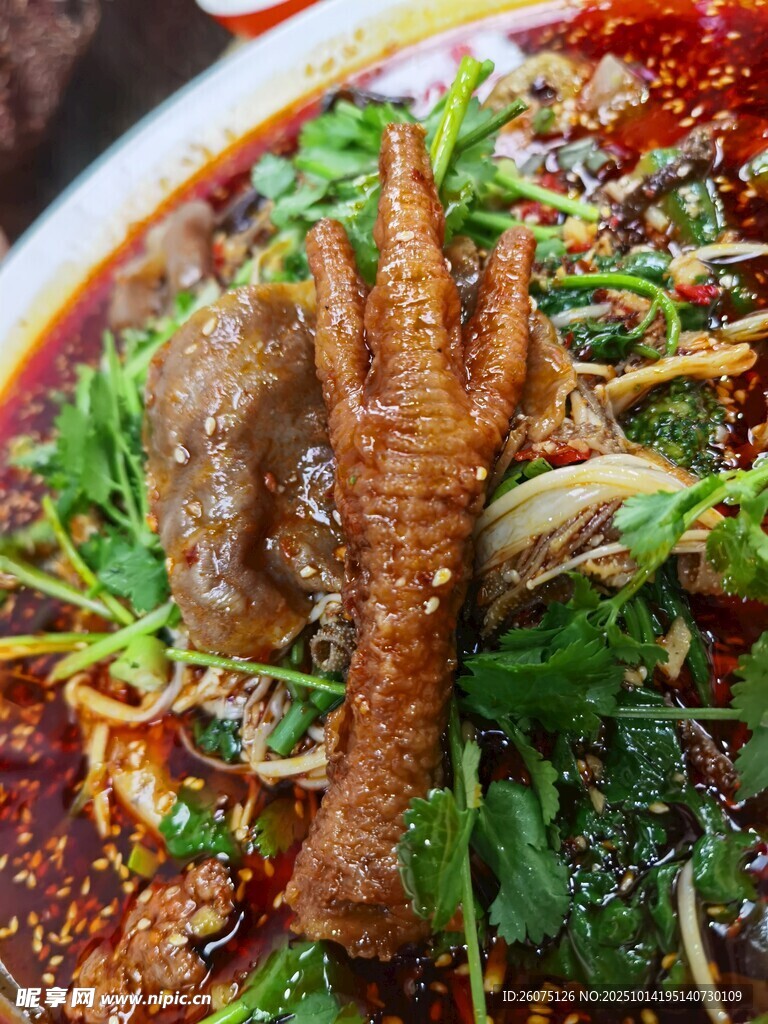 香辣鳳爪美食誘人呈現(xiàn)