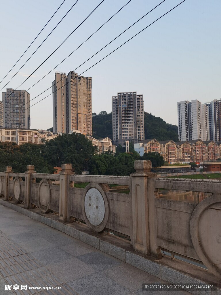 城市橋景旁的高樓建筑群