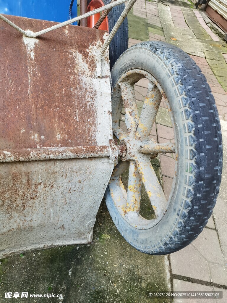 老舊車輪與銹跡斑斑物件