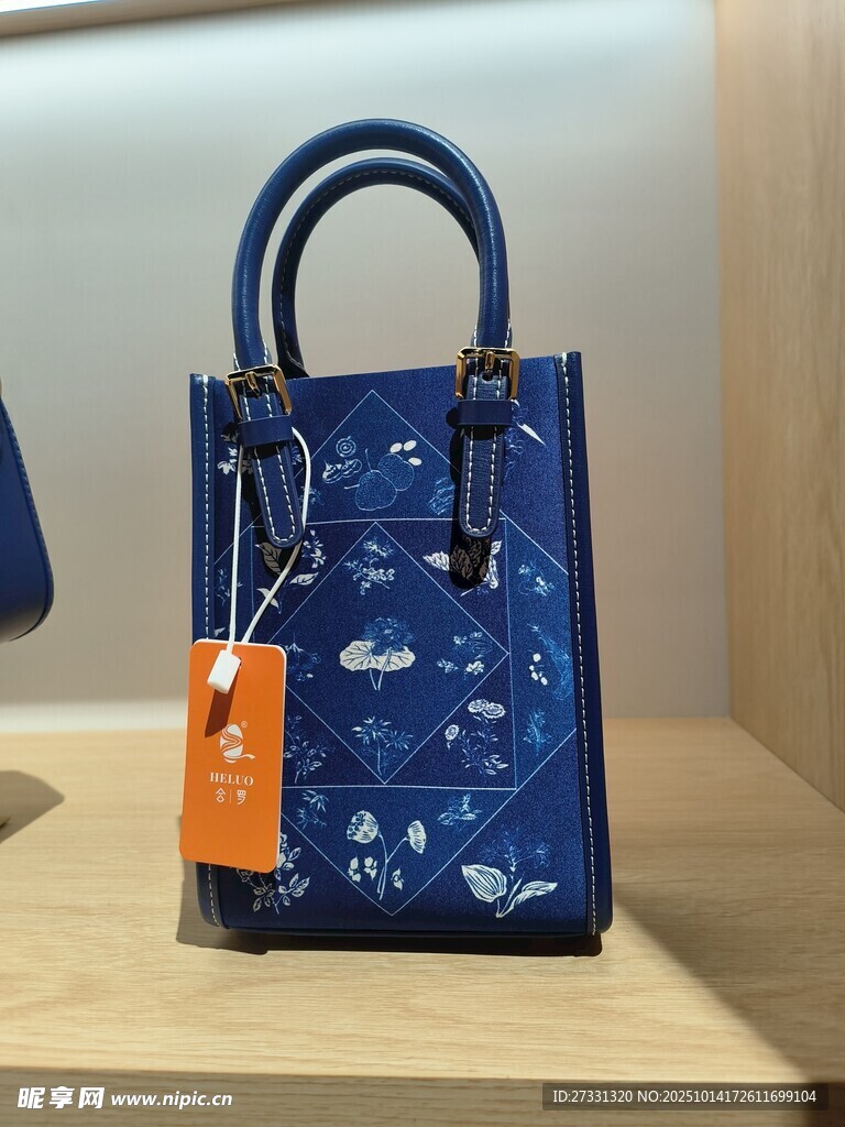 藍(lán)色印花手提包展示