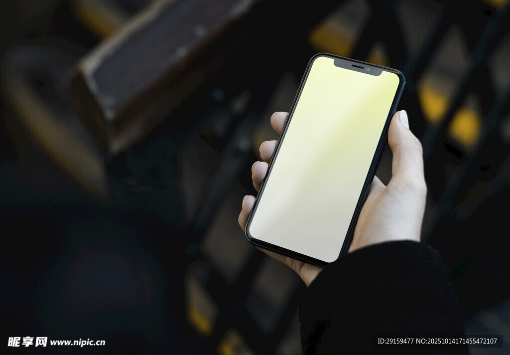 手持手機(jī)展示空白屏幕