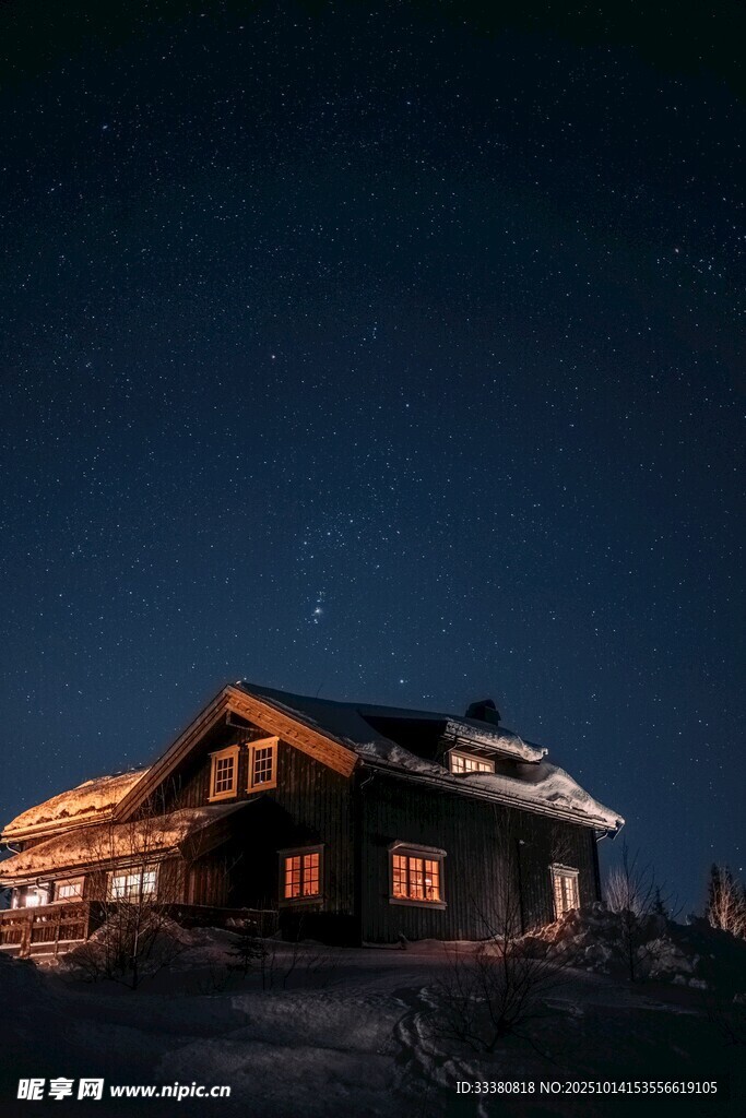 雪夜中的溫馨燈火小屋