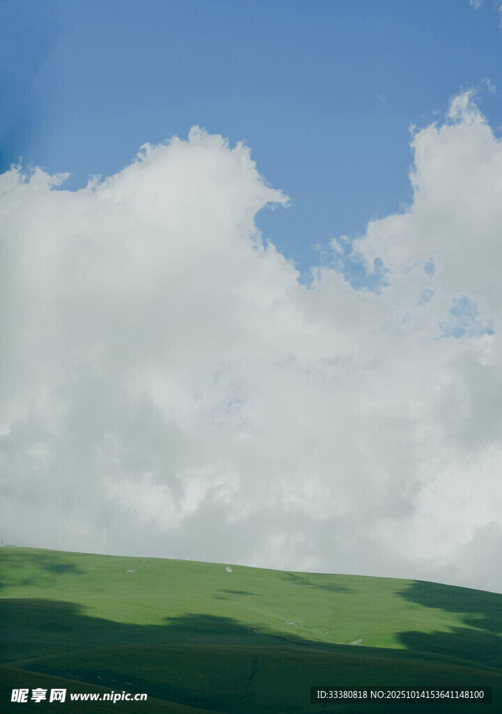 藍(lán)天綠地間的白云美景
