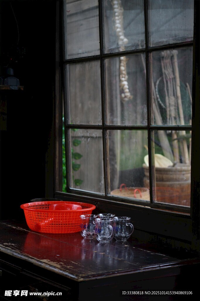 窗邊紅盆與透明物件