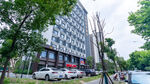 城市街邊的現(xiàn)代多層建筑