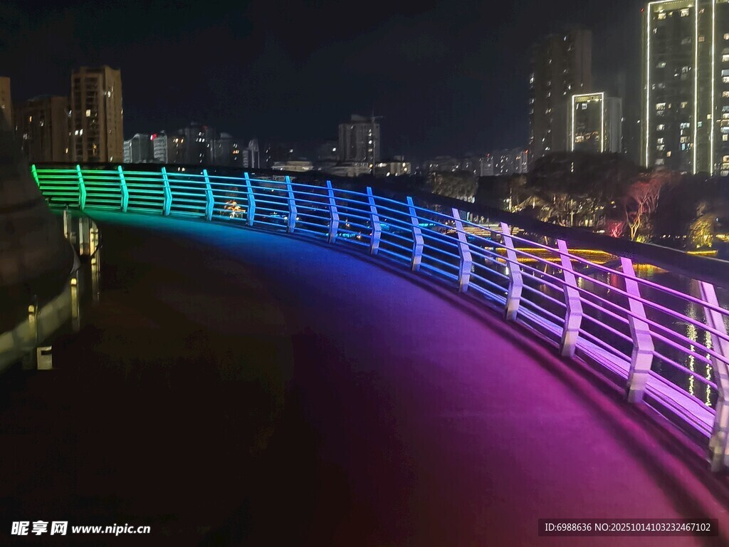 夜晚絢麗燈光裝飾的橋梁