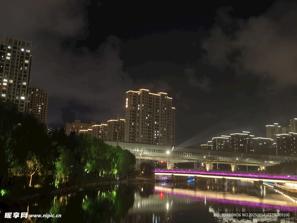城市夜景中的絢爛橋梁