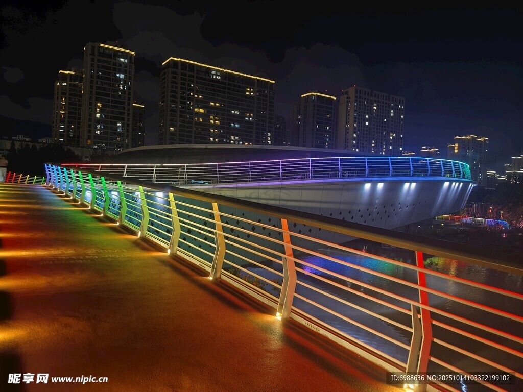 夜晚河畔彩色燈光護(hù)欄美景