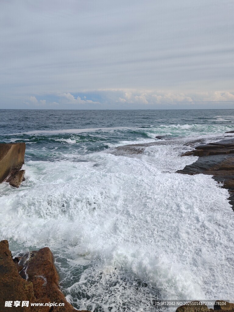 海浪拍打岸邊巖石景象