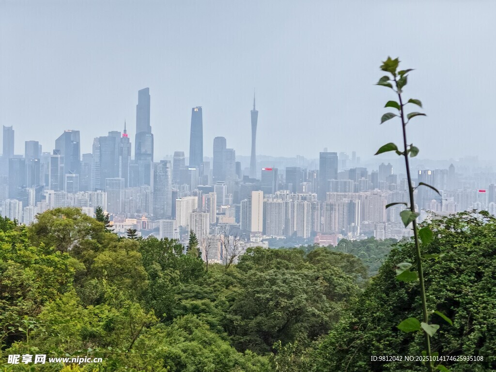山林間遠(yuǎn)眺城市天際線