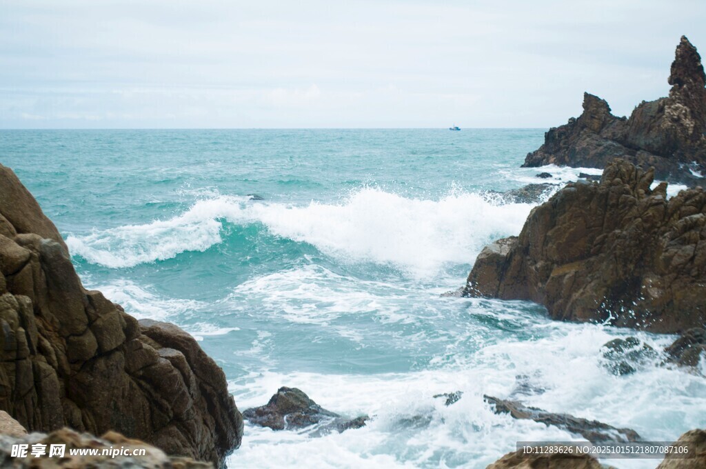 海浪拍擊嶙峋礁石