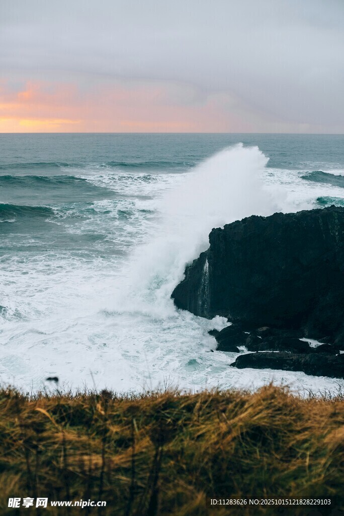 海邊驚濤拍岸壯麗景觀