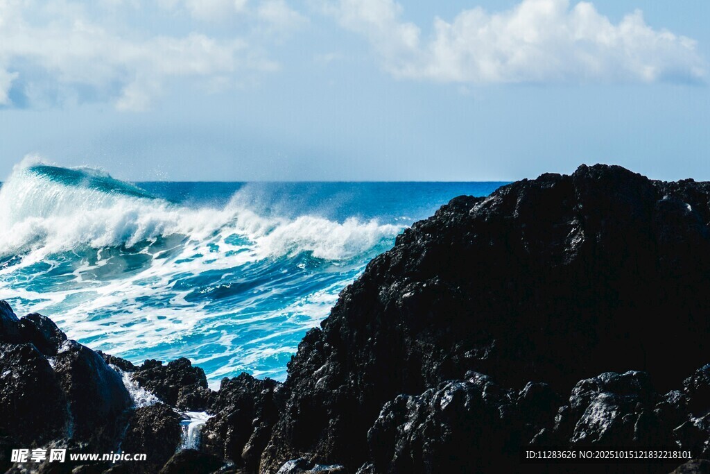 海浪拍擊岸邊黑色礁石