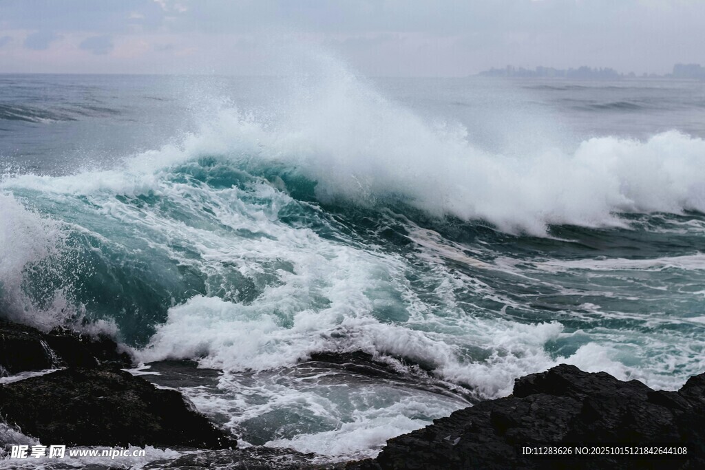 洶涌澎湃的大海波浪
