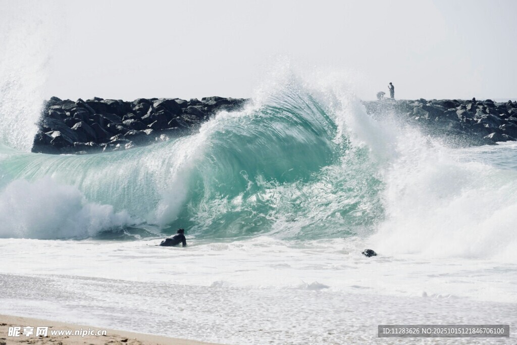海浪洶涌拍打岸邊